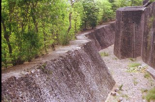 Foss et murs fortifis du fort Napolon