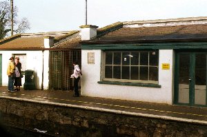 klein, schlicht, irischer Bahnhof